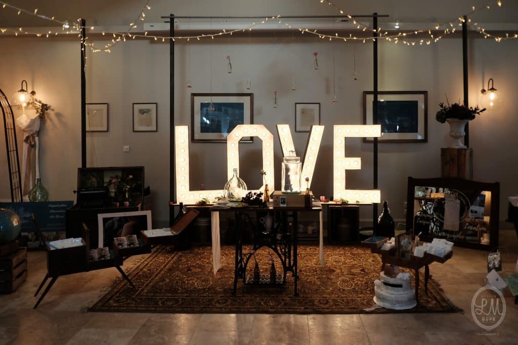 Lot Déco Mariage : Boîte Postale, Lumières Mr & Mme, Mur De Fleurs Et Centre