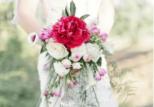 Decoration de mariage elegant - bouquet de mariée en cascade pivoine calas freesia