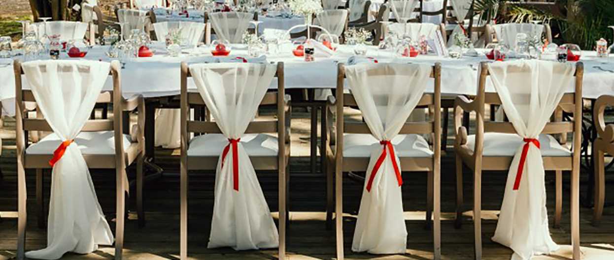 Decoration mariage elegant - Drapé en étamine, ruban rouge 