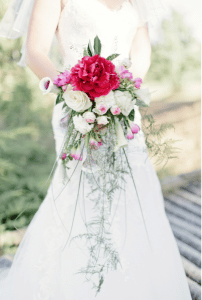 bouquet de mariée cascade avec pivoine