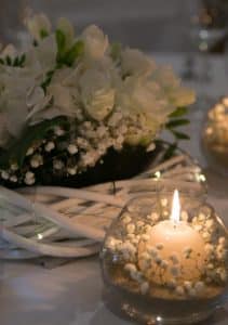 Centre de table mariage avec fleurs blanche - photophore avec gypsophile - mariage blanc
