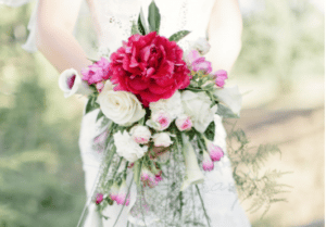 bouquet de mariée en cascade pivoine calas freesia